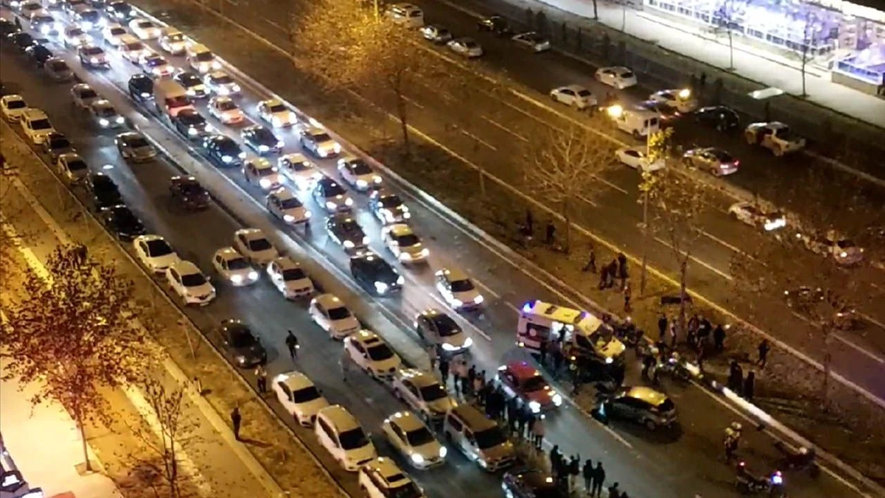 Diyarbakır’da trafik kazası! Kilometrelerce araç kuyruğu oluştu