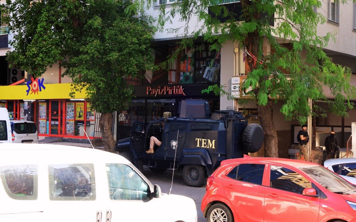 Kürtçe dil dersleri veren MED-DER ve Payîz Pirtûk’a polis baskını