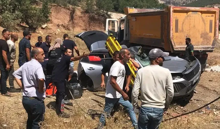 Tunceli'de Bingöllü Ailenin Aracına Kamyon Çarptı: 2 Ölü, 5 Yaralı